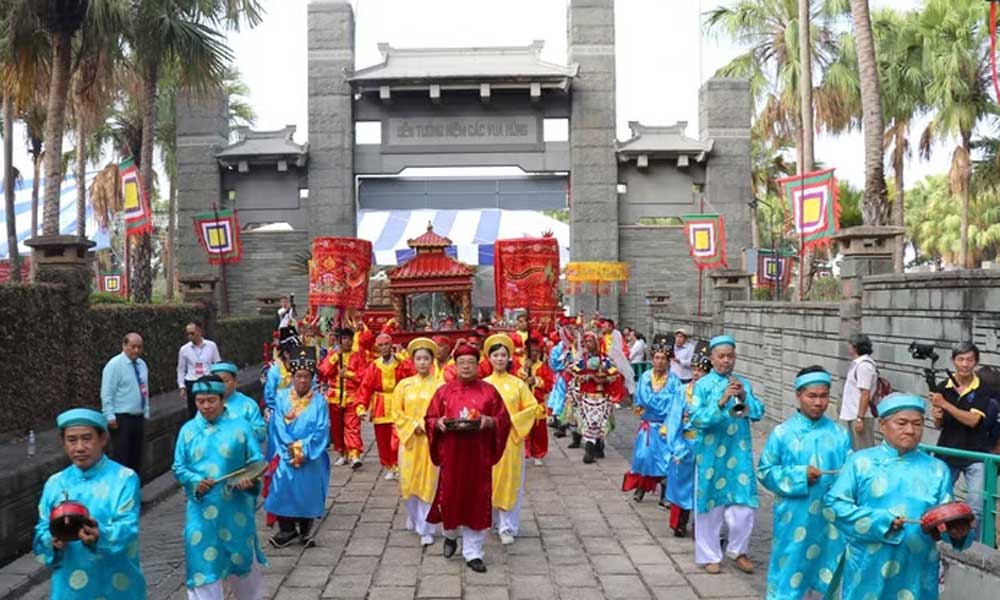 Vietnamese nationwide pay tribute to ancestors on Hung Kings’ Commemoration Day
